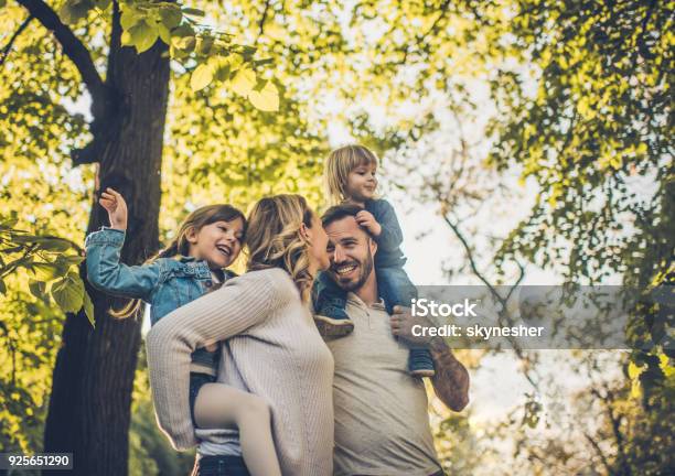 Unter Ansicht Unbeschwerte Familie Spaß Im Frühling Stockfoto und mehr Bilder von Familie
