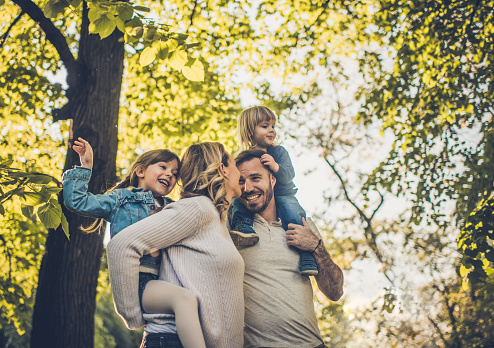 istock Abajo vista de despreocupada familia divirtiéndose en primavera. 925651290