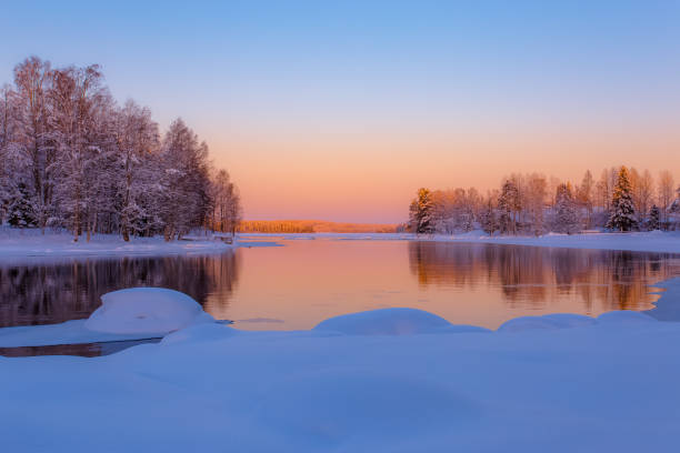 vista invernale dal fiume pajakka da kuhmo, finlandia. - winter river foto e immagini stock