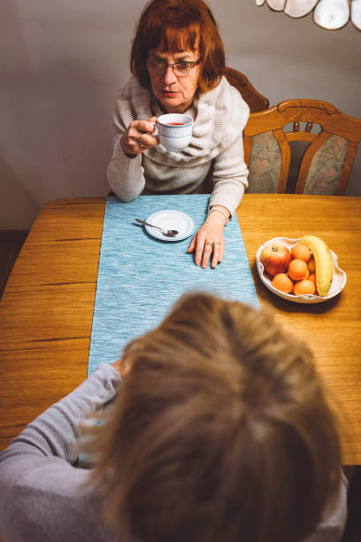 istock Gossiping about the neighbour 925661662