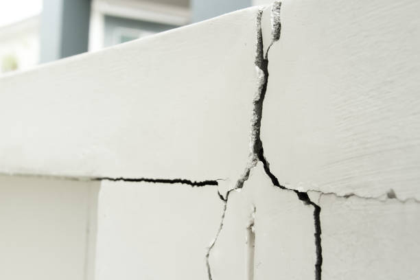 家庭問題、問題修復するひびの入った壁必要性を構築 - stability ストックフォトと画像