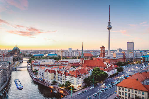 Vista de los edificios de la ciudad de Berlín (Alemania) y torre de televisión al atardecer photo