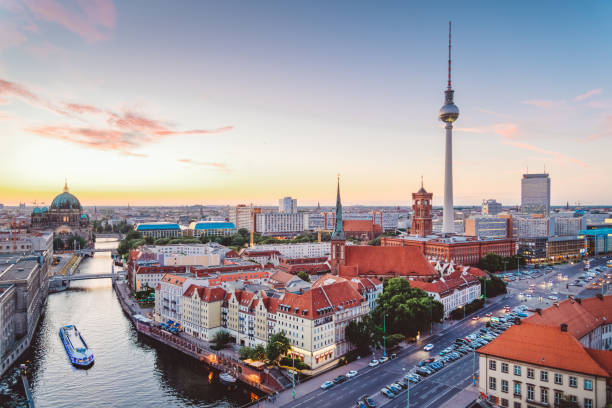 skyline di berlino (germania) con torre tv al crepuscolo - travel europe night dome foto e immagini stock