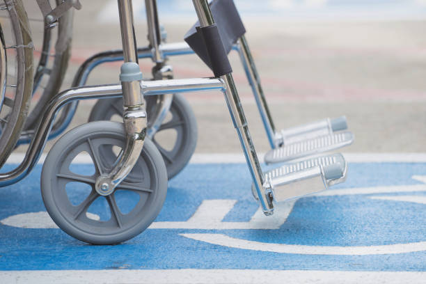 pavement handicap symbol and wheelchair in the hospital, medicine and healthy concept - a caminho do carro no estacionamento do hospital imagens e fotografias de stock