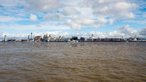 panoramiczny widok na słynną panoramę liverpoolu widzianą z rzeki mersey - charyty zdjęcia i obrazy z banku zdjęć