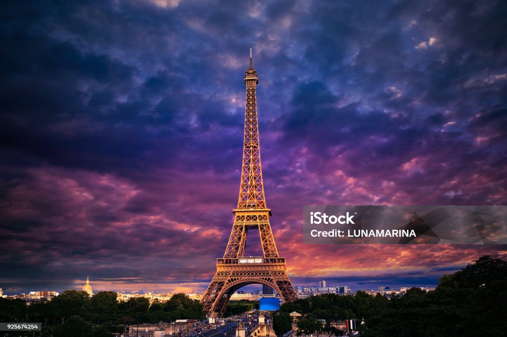 Eiffelturm bei Sonnenuntergang Paris Frankreich - Lizenzfrei Eiffelturm Stock-Foto