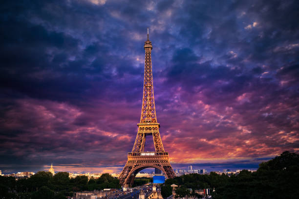 eiffelturm bei sonnenuntergang paris frankreich - eifelturm stock-fotos und bilder