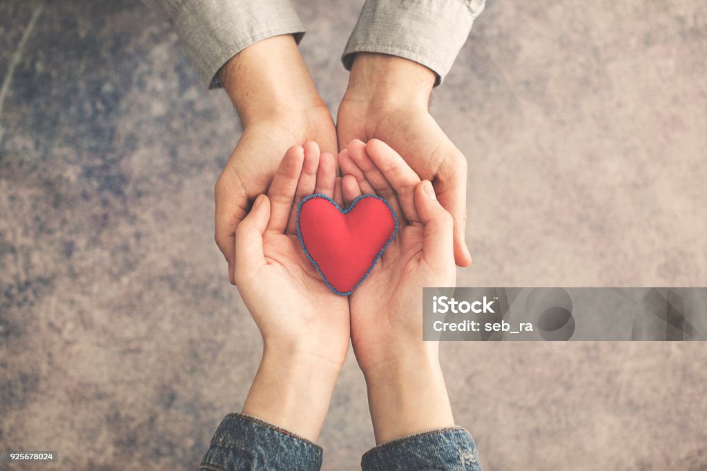 Homme et femme de mains avec coeur rouge - Photo de Espoir libre de droits