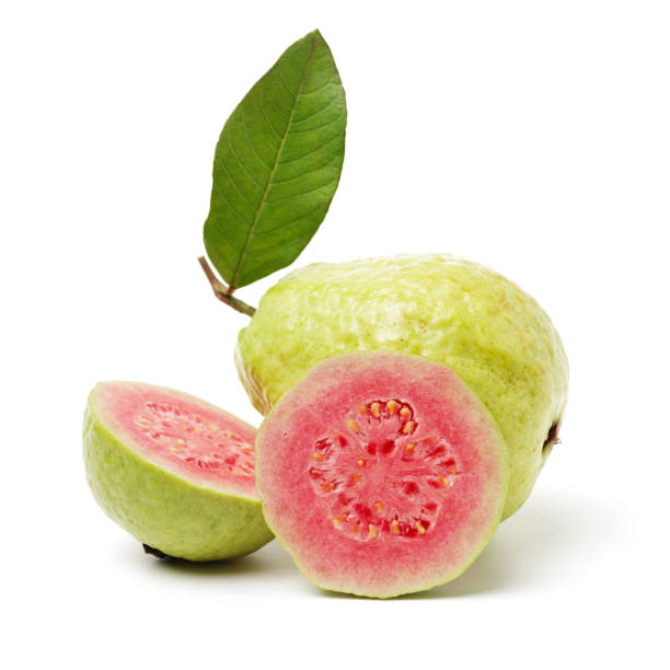 guavafrüchte mit blättern.  auf weißem hintergrund - guave stock-fotos und bilder