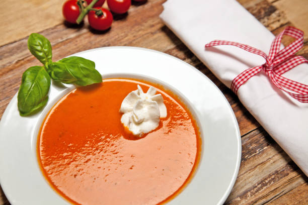 신선한 토마토 수프 - tomato soup red basil table 뉴스 사진 이미지