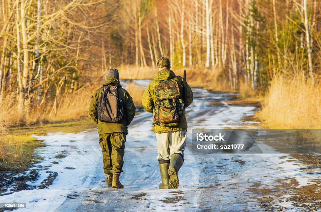 Deux chasseurs dans la forêt en fin d’automne - Photo de Type de chasse libre de droits