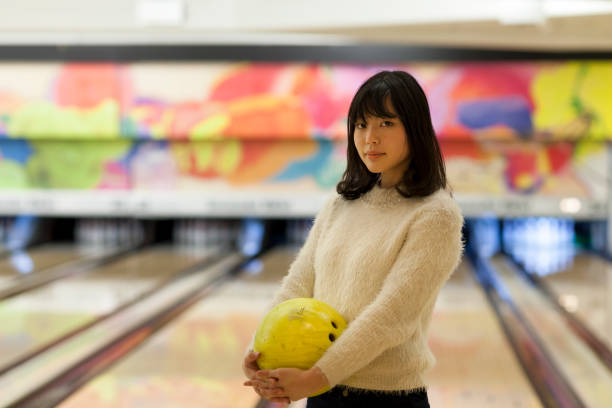 retrato de mujer en la bolera - bowling holding bowling ball hobbies fotografías e imágenes de stock