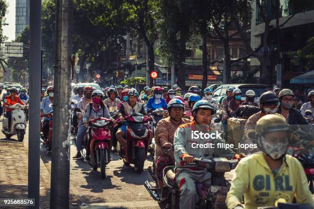 Tráfico Con Motocicletas Foto de stock y más banco de imágenes de Accesorio de cabeza - Accesorio de cabeza, Aire libre, Atestado