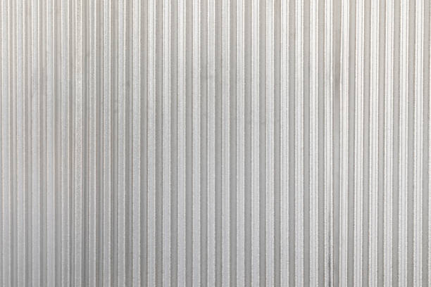 гофрированный серый металлический фон стены. ржавый цинк гранж текстуры и фона. - corrugated iron tin rusty metallic стоковые фото и изображения