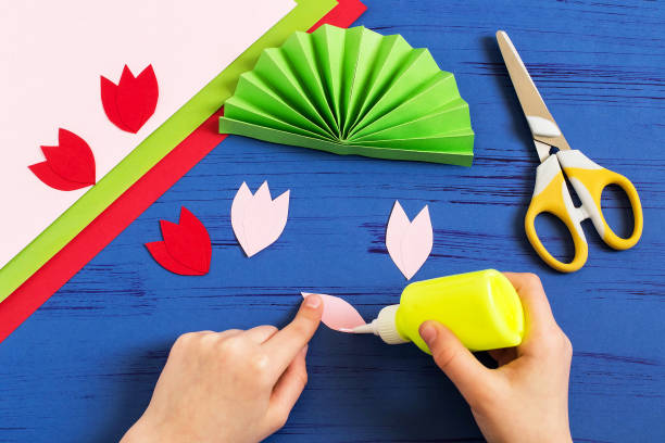 istock Child makes gift to March 8 or Mother's Day. Step 6 925689784