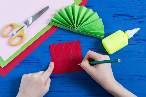 istock Child makes gift to March 8 or Mother's Day. Step 4 925689796