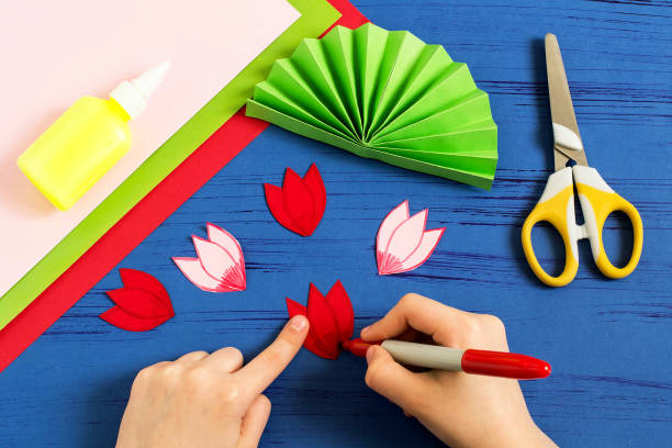 istock Child makes gift to March 8 or Mother's Day. Step 7 925689798