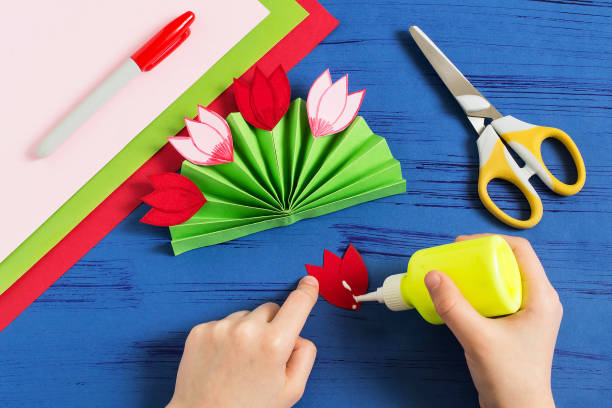 Child makes gift to March 8 or Mother's Day. Step 8