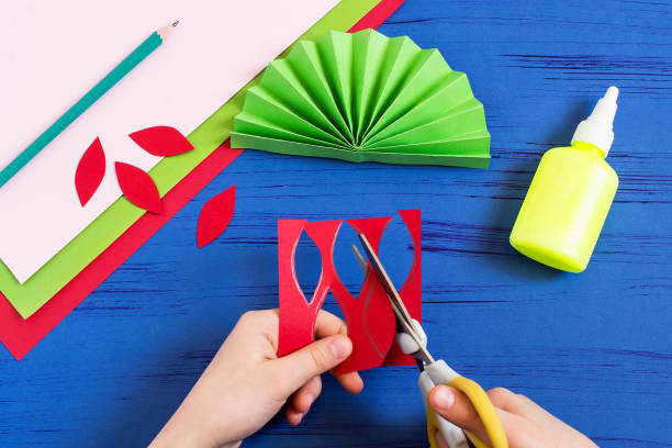 istock Child makes gift to March 8 or Mother's Day. Step 5 925689816