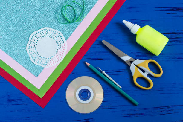 istock Child makes card to March 8 or Mother's Day. Step 1 925690358