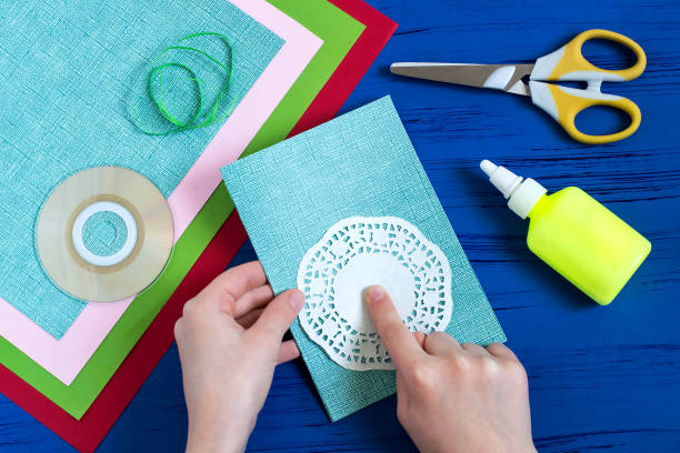 istock Child makes card to March 8 or Mother's Day. Step 2 925690362