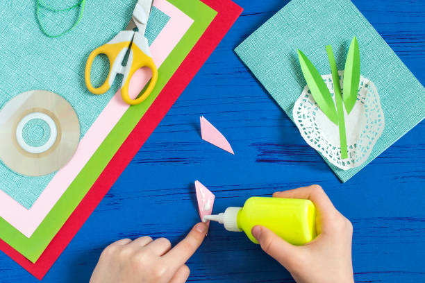 istock Child makes card to March 8 or Mother's Day. Step 8 925690364