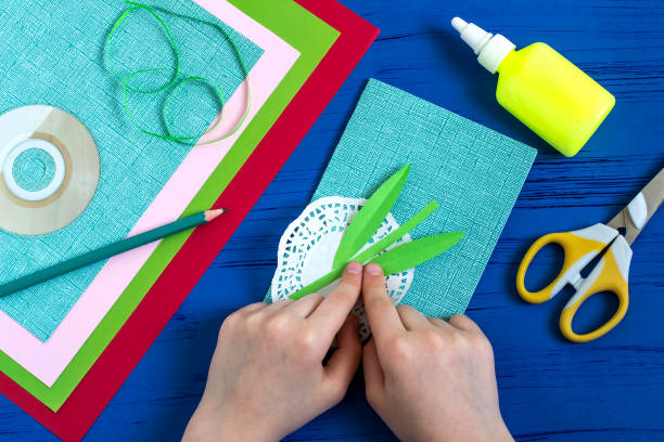 istock Child makes card to March 8 or Mother's Day. Step 5 925690376