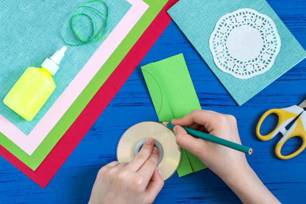 istock Child makes card to March 8 or Mother's Day. Step 3 925690384