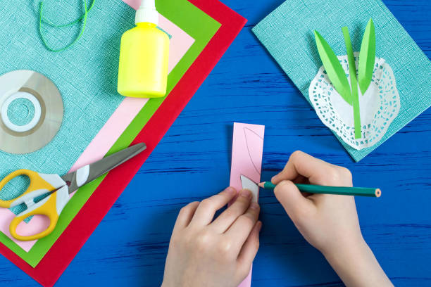istock Child makes card to March 8 or Mother's Day. Step 6 925690390