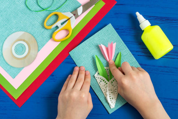 istock Child makes card to March 8 or Mother's Day. Step 9 925690398