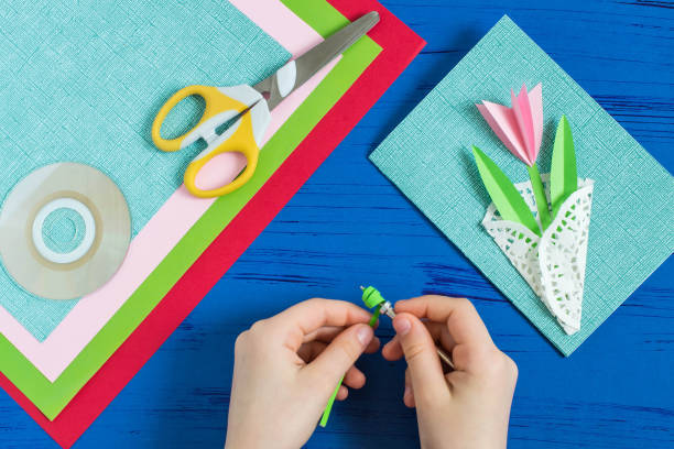 istock Child makes card to March 8 or Mother's Day. Step 10 925690406