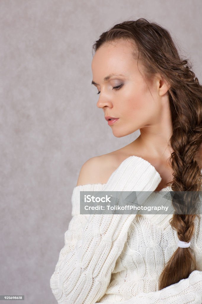 Señorita Entre 30 Y 40 Años De Edad Vestidos De Suéter De Punto Foto de stock y más banco de imágenes de 30-39 años - iStock Señorita Entre 30 Y 40 Años De Edad Vestidos De Suéter De Punto Foto de stock y más banco de imágenes de 30-39 años - iStock