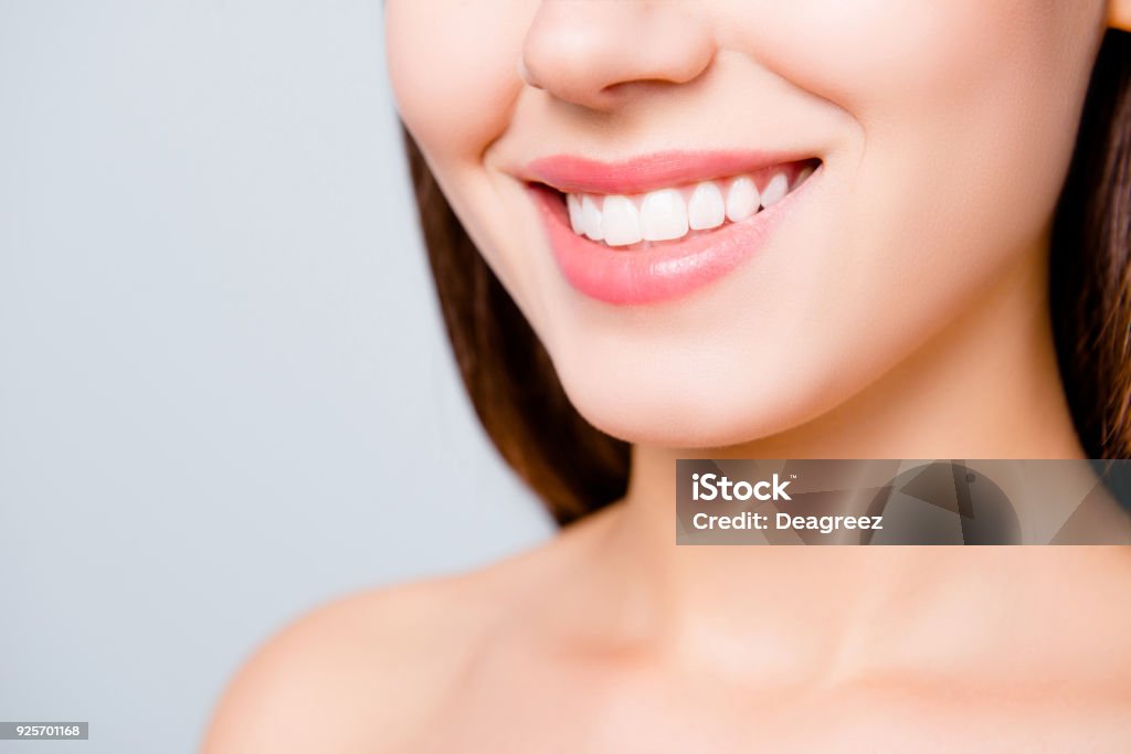 Fechar o retrato do belo sorriso largo com clareamento dos dentes de jovem fresco isolado sobre fundo branco, cuidados dentários - Foto de stock de Dentes royalty-free