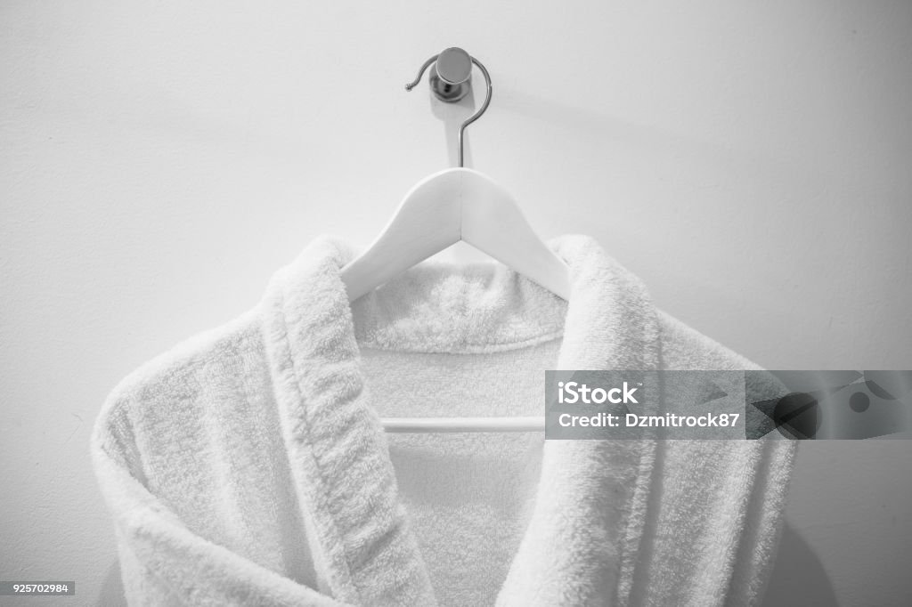 Accappatoio bianco sul gancio in bagno. - Foto stock royalty-free di Accappatoio