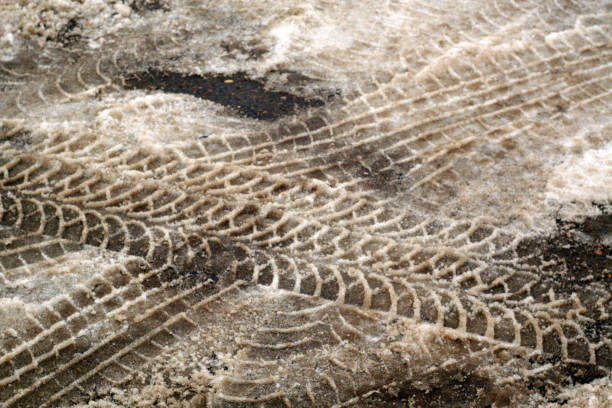 istock Tyre tracks on dirty snow 925705122