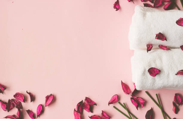 toallas, popurrí y los palillos perfumados en fondo rosa con espacio de copia de su texto; fondo de bienestar o spa - flores secas fotografías e imágenes de stock