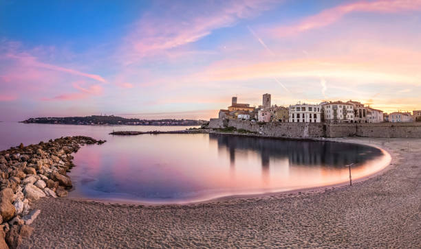 vista di antibes al tramonto da plage, costa azzurra, francia - antibes foto e immagini stock