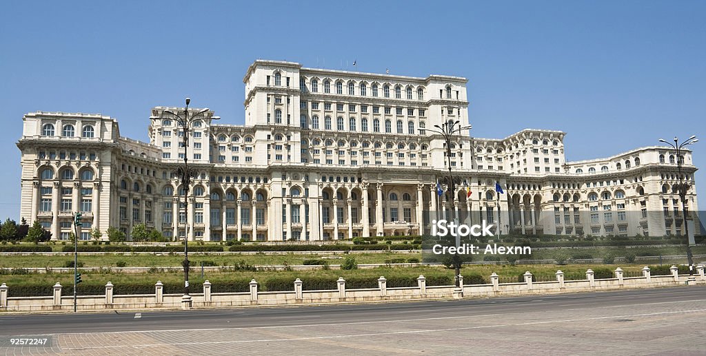 Palácio do Parlamento, Bucareste Romênia - Foto de stock de Bandeira da OTAN royalty-free