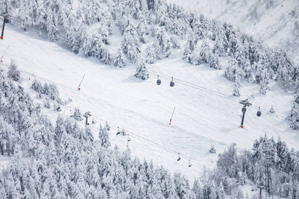 baqueira beret skipisten katalonien spanien - ski slope overhead cable car snow frost stock-fotos und bilder