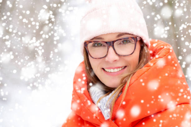 ritratto donna nella nevicata - snow glasses foto e immagini stock