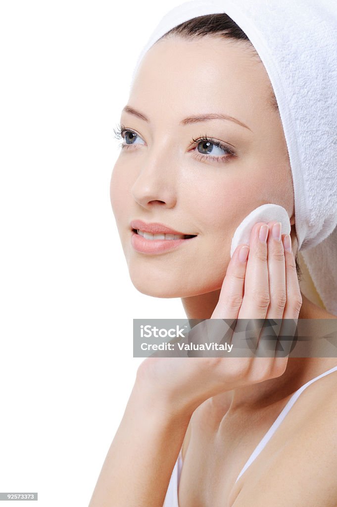Limpieza rostro femenino - Foto de stock de 20 a 29 años libre de derechos