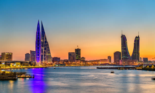 skyline di manama al tramonto. regno del bahrain - bahrain foto e immagini stock