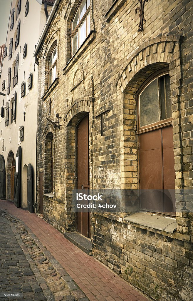 Vazio street no centro antigo, Riga, Letônia - Foto de stock de Amarelo royalty-free