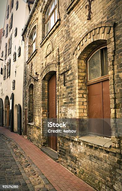 Foto de Vazio Street No Centro Antigo Riga Letônia e mais fotos de stock de Amarelo - Amarelo, Antigo, Arcaico