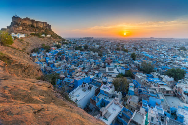 la ville bleue et fort de mehrangarh à jodhpur. rajasthan, inde - mehrangarh photos et images de collection