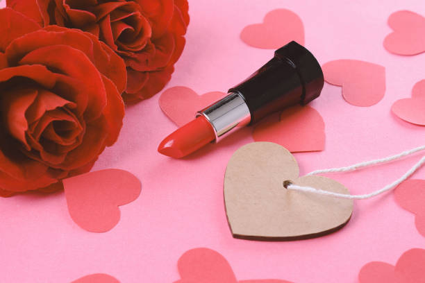 istock Close up view of empty heart card with red roses 925757336