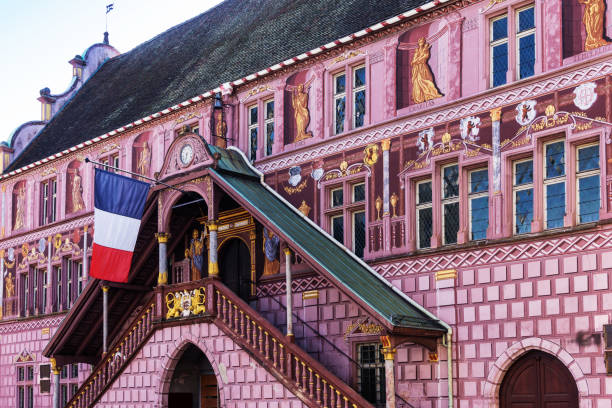 antike stadt halle in mulhouse, frankreich - mühlhausen stock-fotos und bilder