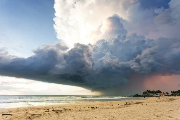 playa de ahungalla, sri lanka - una gigantesca nube de tormenta sobre la playa de ahungalla - overclouded fotografías e imágenes de stock