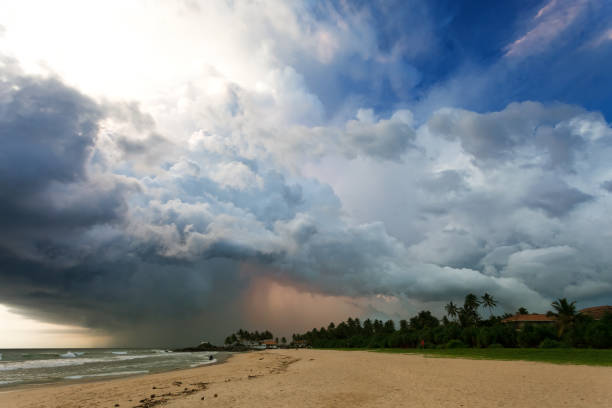 playa de ahungalla, sri lanka - impresionante tormenta eléctrica durante la puesta de sol en la playa de ahungalla - overclouded fotografías e imágenes de stock