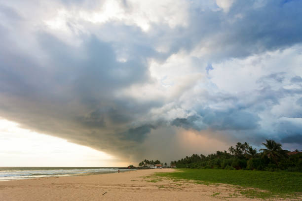 playa de ahungalla, sri lanka - impresionantes nubes y luz durante el atardecer en la playa de ahungalla - overclouded fotografías e imágenes de stock